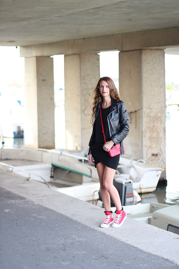 tenue avec converse rouge