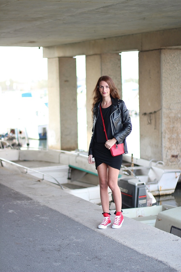 tenue converse rouge